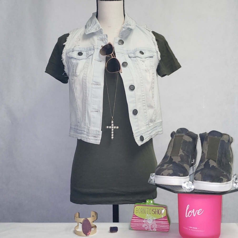 Wallflower Women's Distressed Light-wash Denim Sleeveless Vest Jean Jacket Sz. M